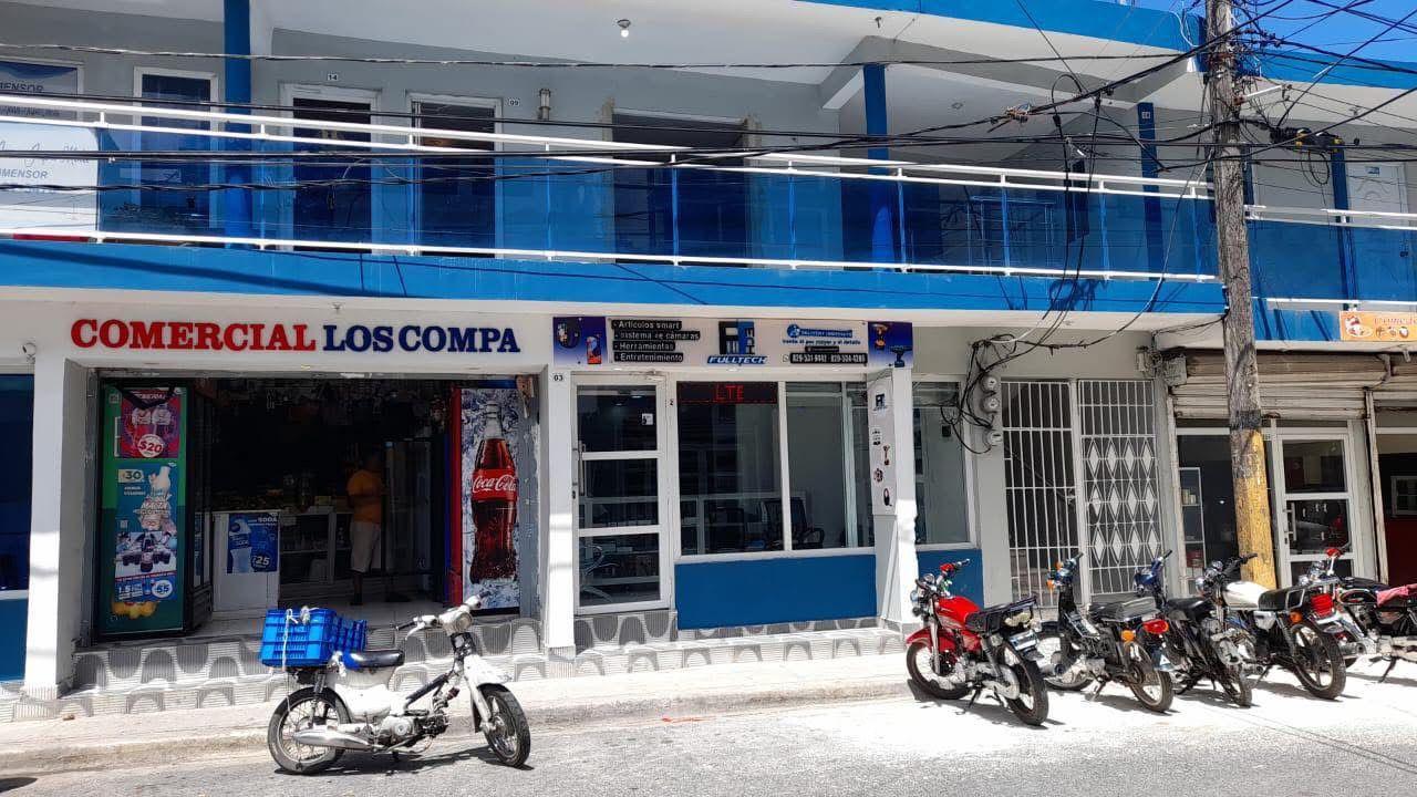 Frente de la tienda FULLTECH en Higuey